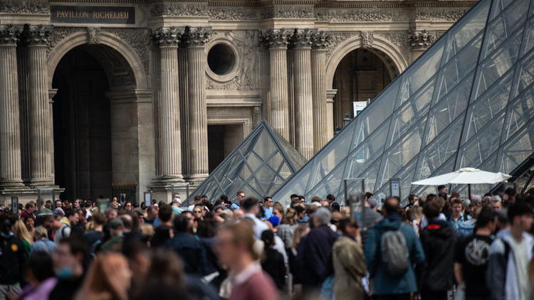 Un Trafic Faux Billets Dentree Musee Du Louvre Demantele Paris