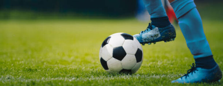 Vidéo : Un Vol De Ballon « Anormal » Lors D&Rsquo;Un Match De Football Fait La Une Des Journaux