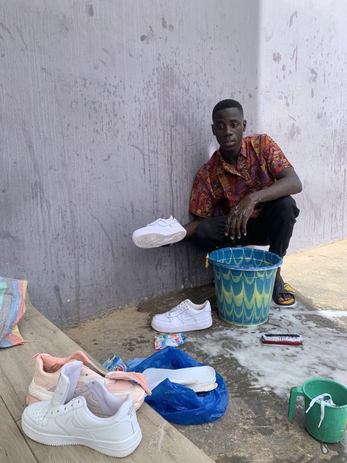 WhatsApp Image 2022 06 27 at 12.12.36 - Entreprenariat: Un étudient créé un service de lavage de chaussures à L’Université du Sénégal.