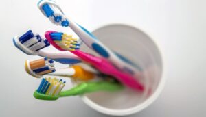 Voici Pourquoi Les Brosses À Dents Ont Des Poils De Couleurs Différentes