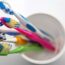 Voici pourquoi les brosses à dents ont des poils de couleurs différentes