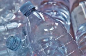 Voici Pourquoi Vous Devriez Éviter De Réutiliser Les Contenants En Plastique Sans Eau