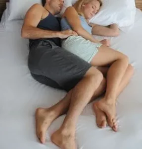 2 287x300 - Voici des positions de sommeil que les couples doivent suivre