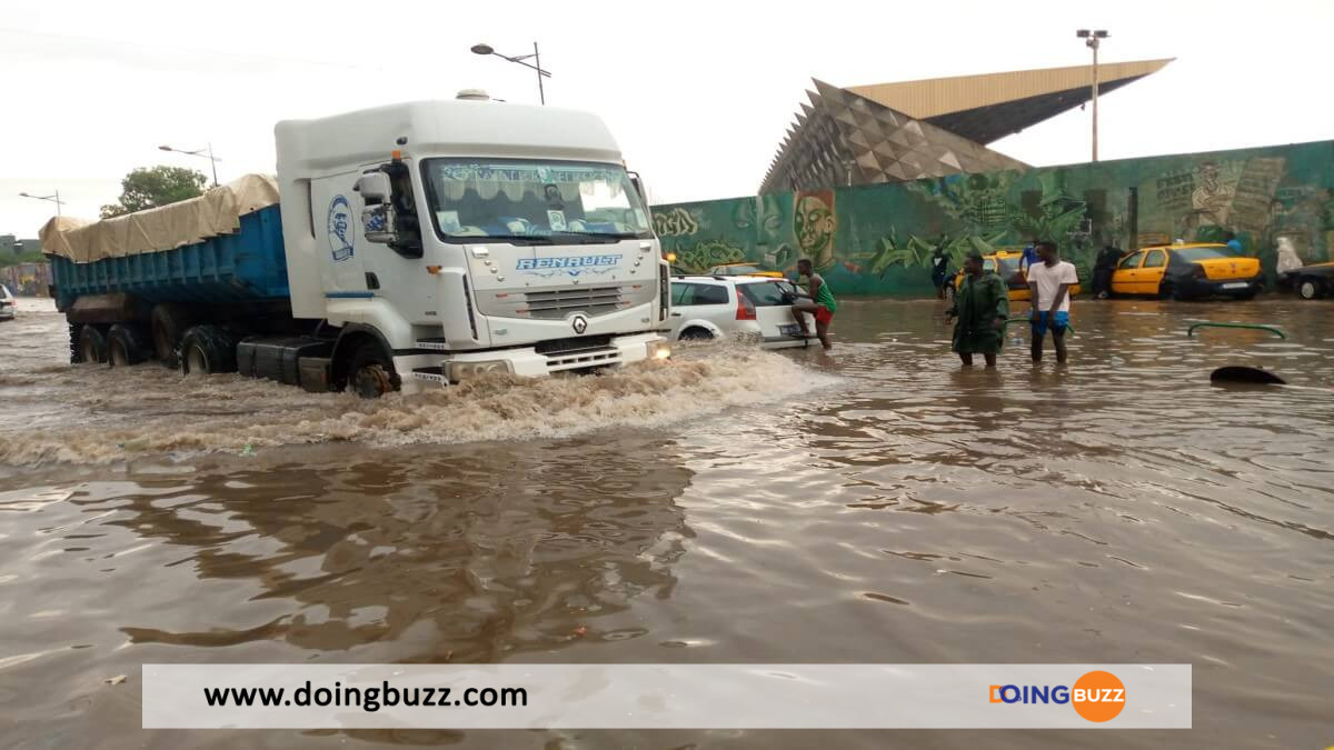 Fortes pluies sur Dakar des series daccidents notees sur lautoroute - Sénégal: Les rues de Dakar inondées après de fortes pluies en 2022