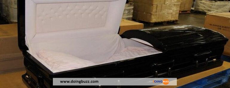 DJ Abdoul : L'artiste entre en scène dans un cercueil, la toile consternée !