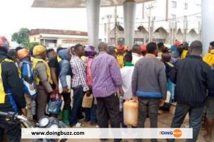 Les Camerounais Font La Queue Pour Acheter Le Carburant