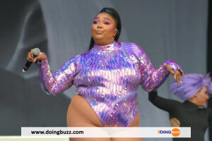 Lizzo : En Plein Spectacle, Cette Célèbre Artiste Écarte Grossièrement Les Jambes (Vidéo)