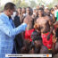 Faure Gnassingbé : Pendant Evala, cette jeune fille enchantée veut embrasser le président togolais (vidéo)