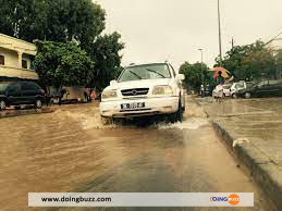 images - Sénégal: Les rues de Dakar inondées après de fortes pluies en 2022