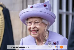 La Reine Elizabeth Ii Sous Surveillance Médicale