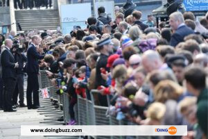 Charles Iii Et William Ont Fait La Queue Pour Accueillir La Foule En Voyant Le Cercueil D&Rsquo;Elizabeth Ii.