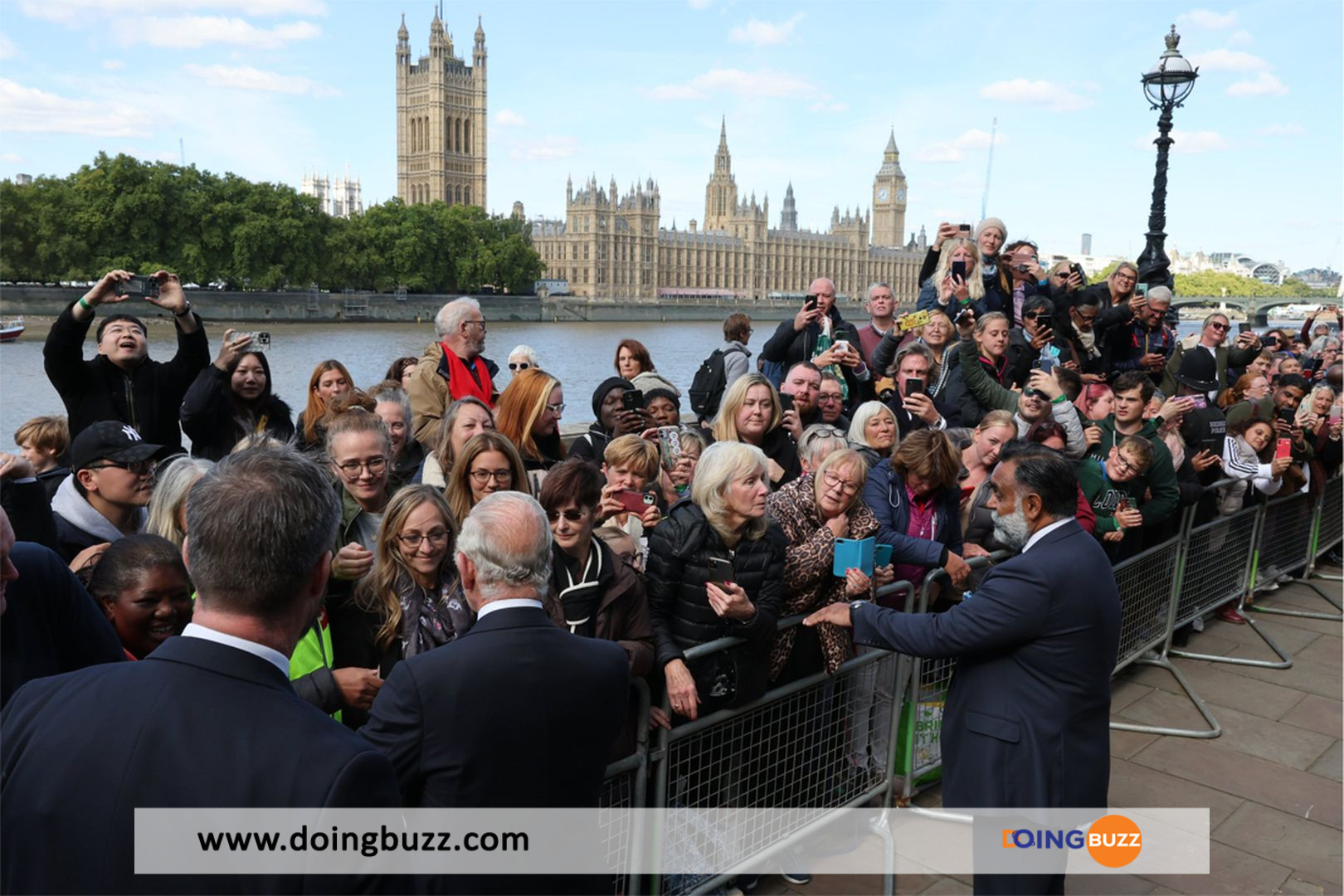 D2QSW5VGIVAKPEO2UOXUOJVZBM - Charles III et William ont fait la queue pour accueillir la foule en voyant le cercueil d'Elizabeth II.