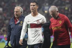 Cristiano Ronaldo subit un violent choc au cours du match