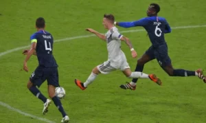 Le Vice-Capitaine Des Bleus Raphaël Varane Soutient Paul Pogba