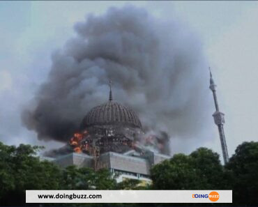 Indonésie : Le Dôme Géant D&Rsquo;Une Mosquée S&Rsquo;Effondre