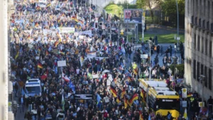 Allemagne : Des Dizaines De Milliers De Personnes Manifestent À Berlin