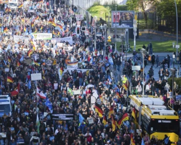 Allemagne : Des Dizaines De Milliers De Personnes Manifestent À Berlin