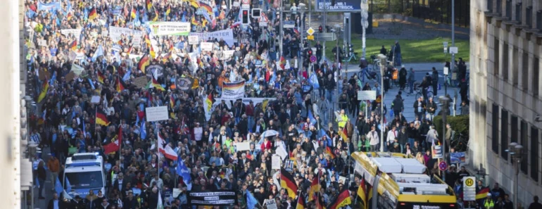 Allemagne : Des Dizaines De Milliers De Personnes Manifestent À Berlin