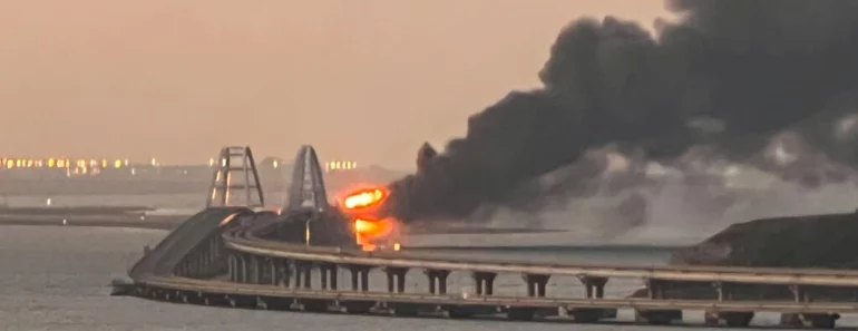 Guerre En Ukraine : Le Pont Russe De Crimée En Partie Effondré Suite À Une Violente Explosion