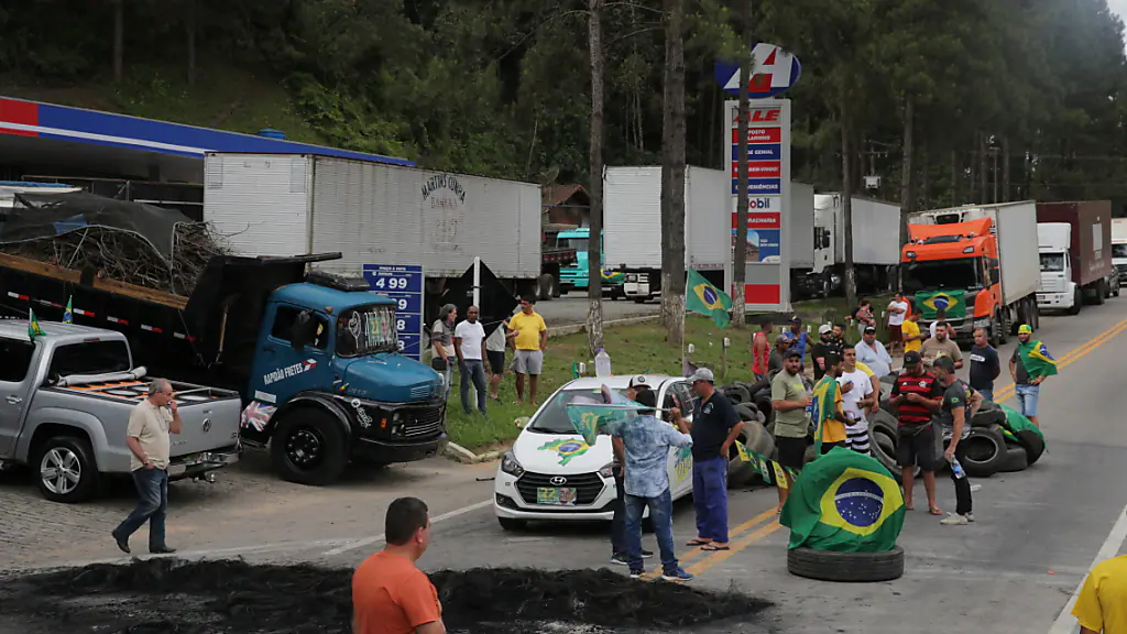 Brésil : 2 Jours Après La Défaite De Bolsonaro, Le Blocage Des Routes S'Intensifie