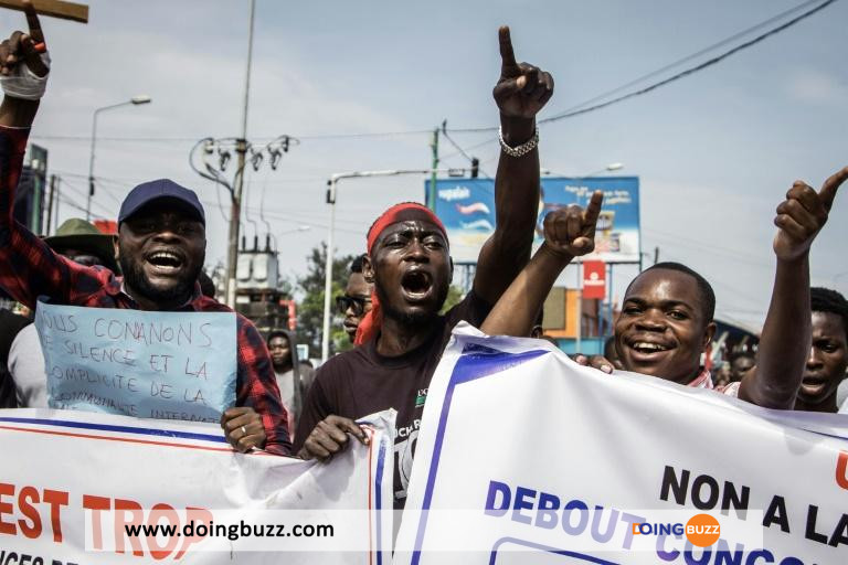 Rdc : Des Manifestants Célèbrent L'Expulsion De L'Ambassadeur Rwandais