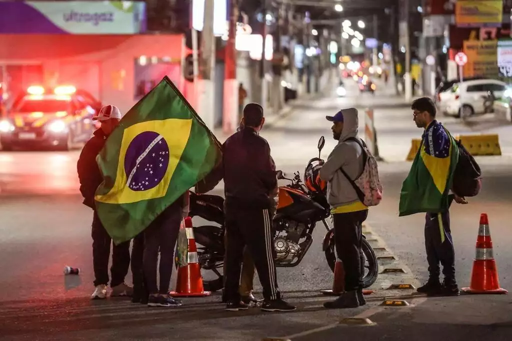 Brésil : 2 Jours Après La Défaite De Bolsonaro, Le Blocage Des Routes S'Intensifie