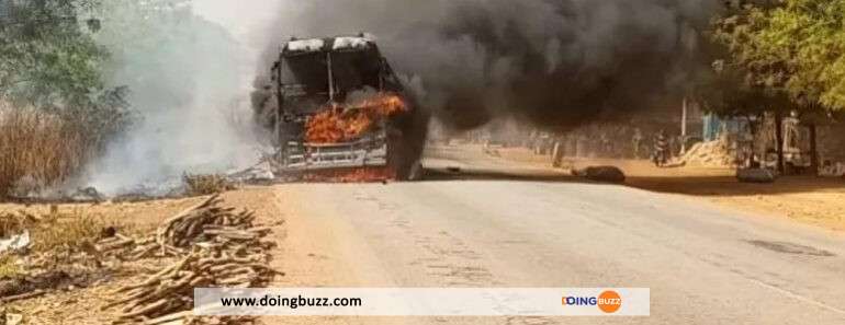 Burkina Faso : un bus de transport en commun prend feu en pleine route