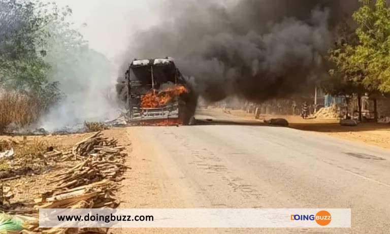 Burkina Faso : Un Bus De Transport En Commun Prend Feu En Pleine Route