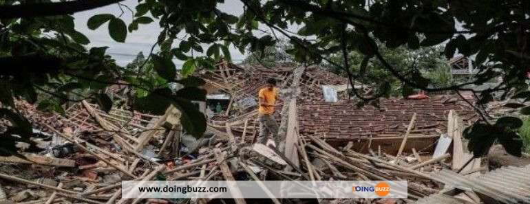 Un Tremblement De Terre En Indonésie Fait 321 Morts