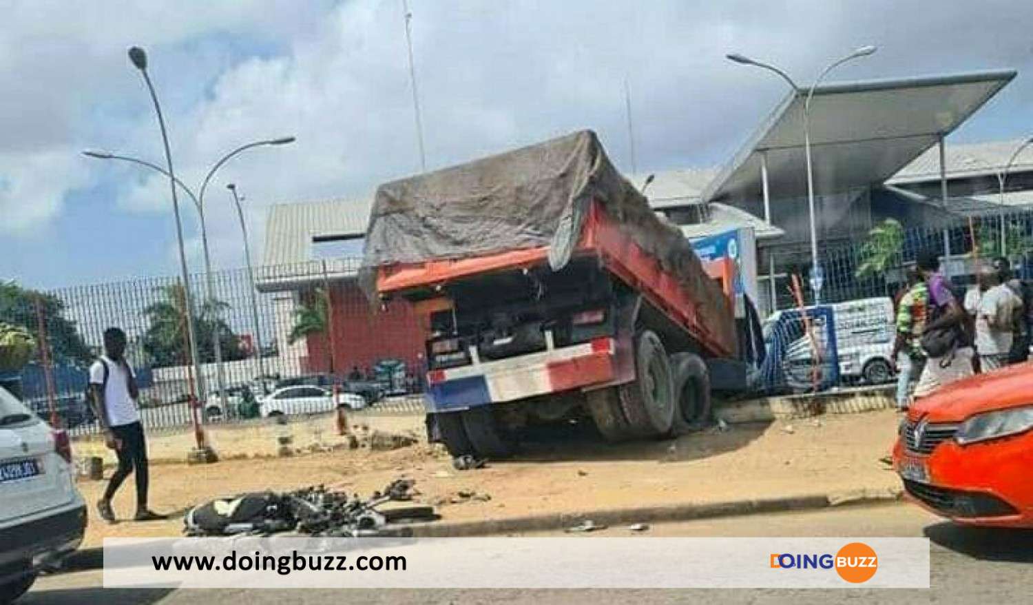Bénin : Un Chauffeur De Camion Perd Le Contrôle Et Cause Des Dégâts À Savalou
