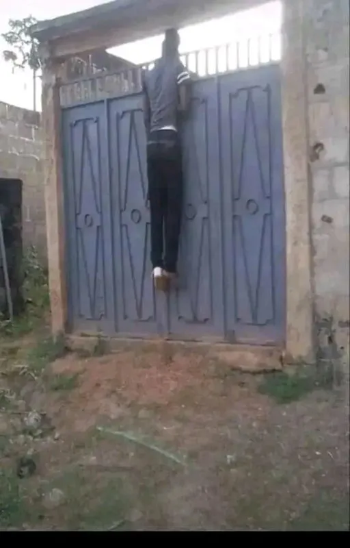 Un élève ass@ssiné à AKoupé, son corps accroché au portail de son domicile (photo choquante)