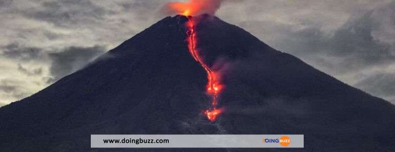 Indonésie : le volcan Semeru en alerte maximale