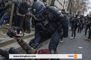 Un Policier Casse Les T€Sticules D&Rsquo;Un Journaliste Lors D&Rsquo;Une Manifestation