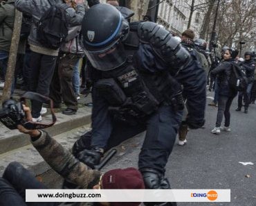 Un policier casse les t€sticules d’un journaliste lors d’une manifestation