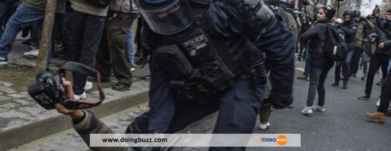 Un policier casse les t€sticules d'un journaliste lors d'une manifestation
