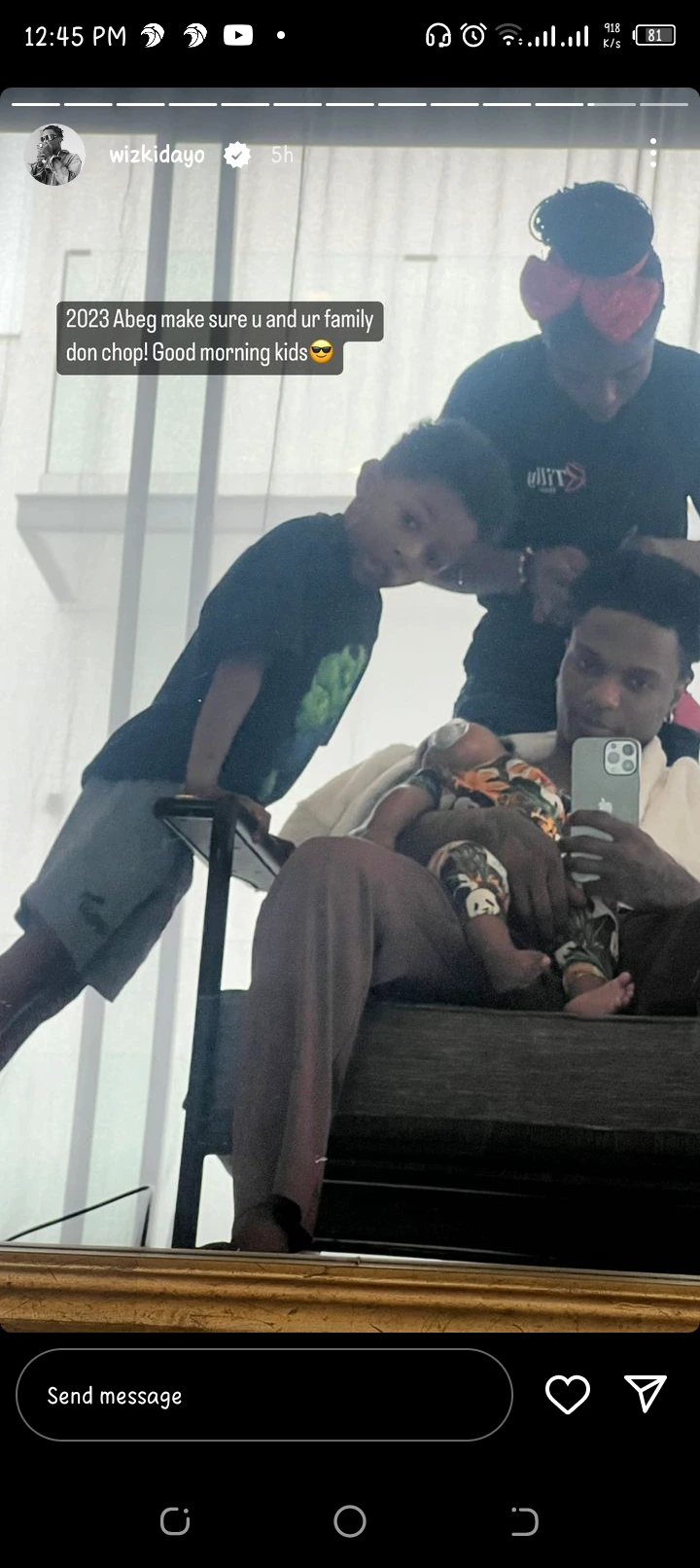 Wizkid pose avec ses enfants et fait une incroyable demande aux fans