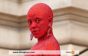 Doja Cat Recouverte De 30 000 Cristaux Rouges À La Fashion Week De Paris (Vidéo)