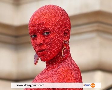 Doja Cat recouverte de 30 000 cristaux rouges à la Fashion Week de Paris (Vidéo)