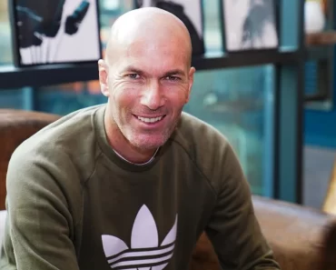 Zinédine Zidane méconnaissable ! La légende du foot adopte un look étonnant (PHOTOS)