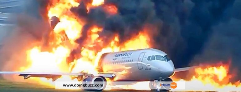 Un Avion Avec 309 Passagers Prend Feu Sur La Piste De Décollage (Vidéo)