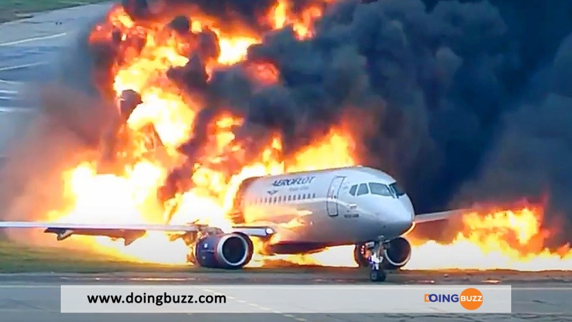 Un Avion Avec 309 Passagers Prend Feu Sur La Piste De Décollage (Vidéo)