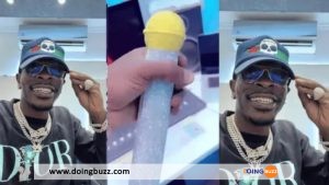 Shatta Wale S&Rsquo;Offre Un Microphone Personnalisé En Diamant (Video)