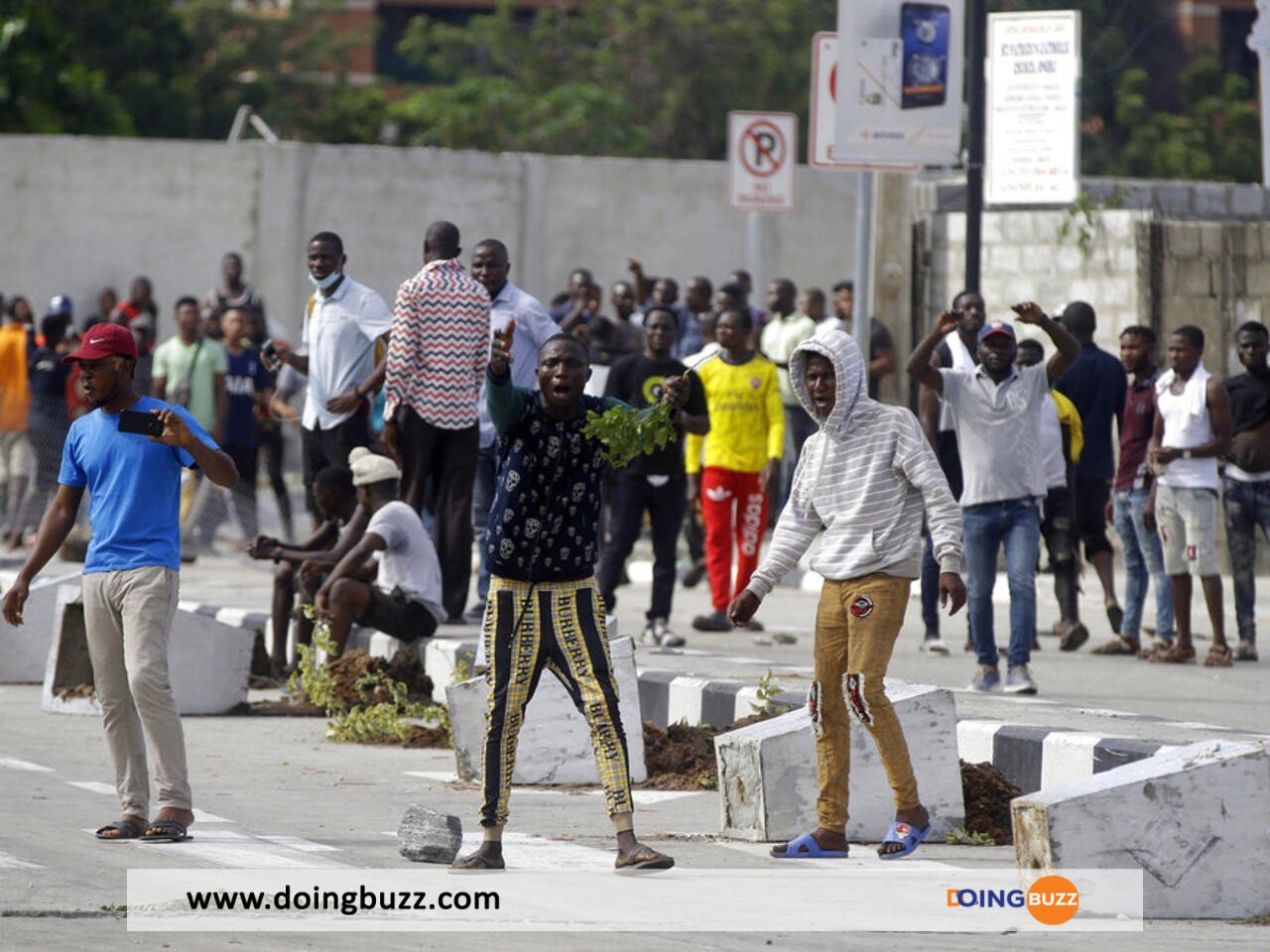 Pénurie De Billets Au Nigeria : Plusieurs Banques Saccagées Par Des Manifestants