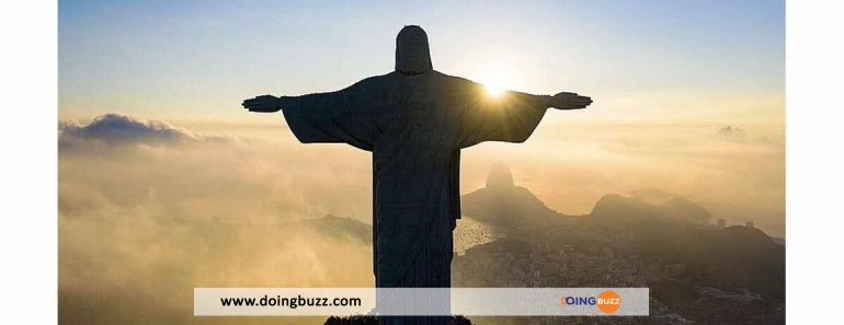 Brésil : Le Christ Rédempteur De Rio-De-Janeiro Frappé Par La Foudre