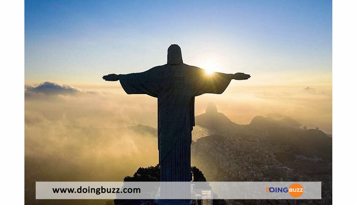 Brésil : Le Christ Rédempteur De Rio-De-Janeiro Frappé Par La Foudre