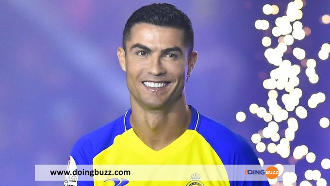 Cristiano Ronaldo A Reçu Son Premier Trophée À Al-Nassr En Arabie Saoudite