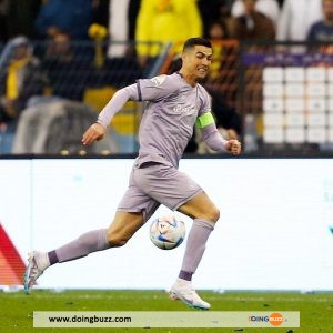 Cristiano Ronaldo A Reçu Son Premier Trophée À Al-Nassr En Arabie Saoudite