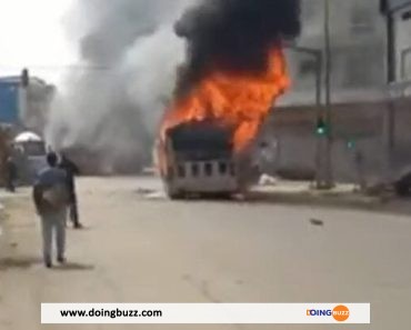 Un Bus Dakar Dem Dikk Brûlé Après Auchan Mermoz (Vidéo)