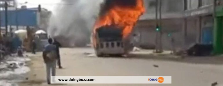 Un Bus Dakar Dem Dikk Brûlé Après Auchan Mermoz (Vidéo)
