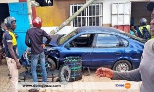 Togo : Ce Véhicule Finit Sa Course Contre Un Poteau Électrique